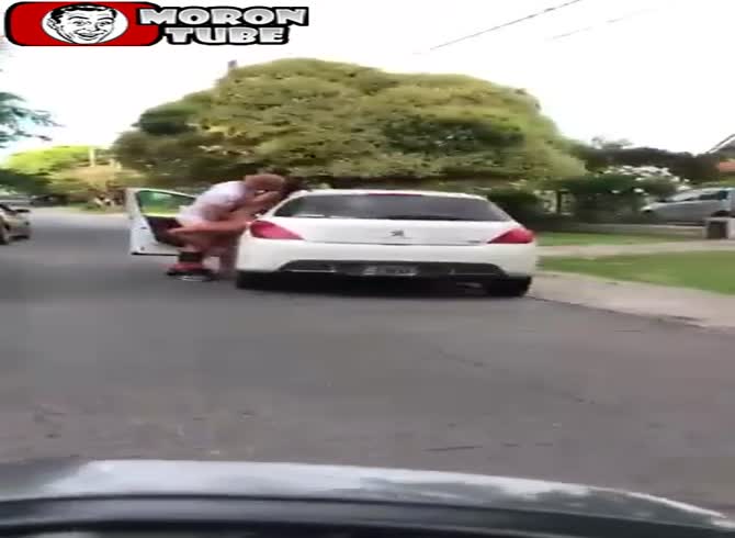 Video :This man is fearless